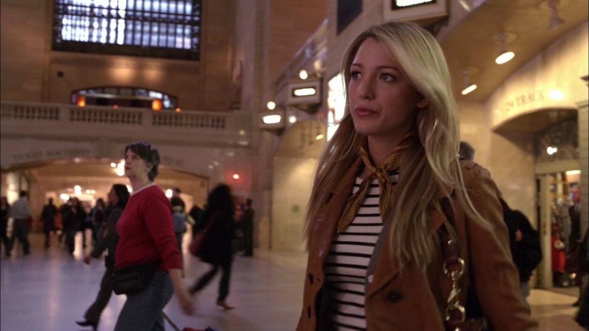 Serena makes her debut at Grand Central Station. (Gossip Girl)